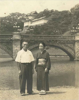 与八、妻 ツモと皇居前にて上京記念写真